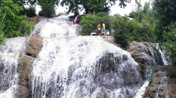 Thác Trăng (Hòa Bình) - Thắng cảnh hoang sơ ngày càng thu hút khách