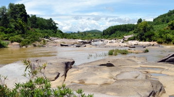 Tham quan bãi đá Lò Thung ở Tiên Phước, Quảng Nam